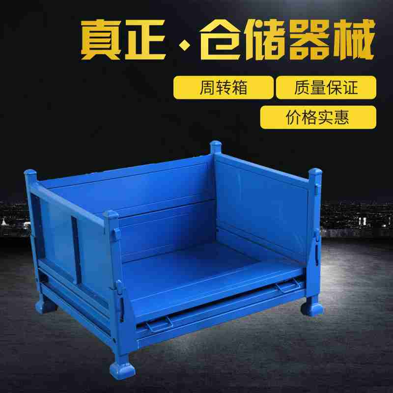 杨明发和黄永波核对村级发展规划。 洪玉杰 摄